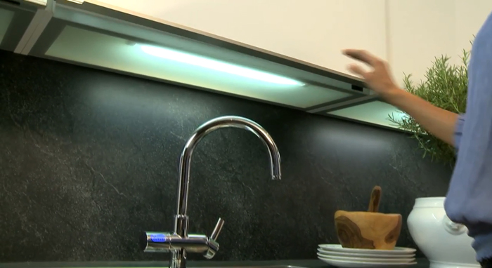 Немецкие кухни - Настенный шкаф с электроприводом и подсветкой